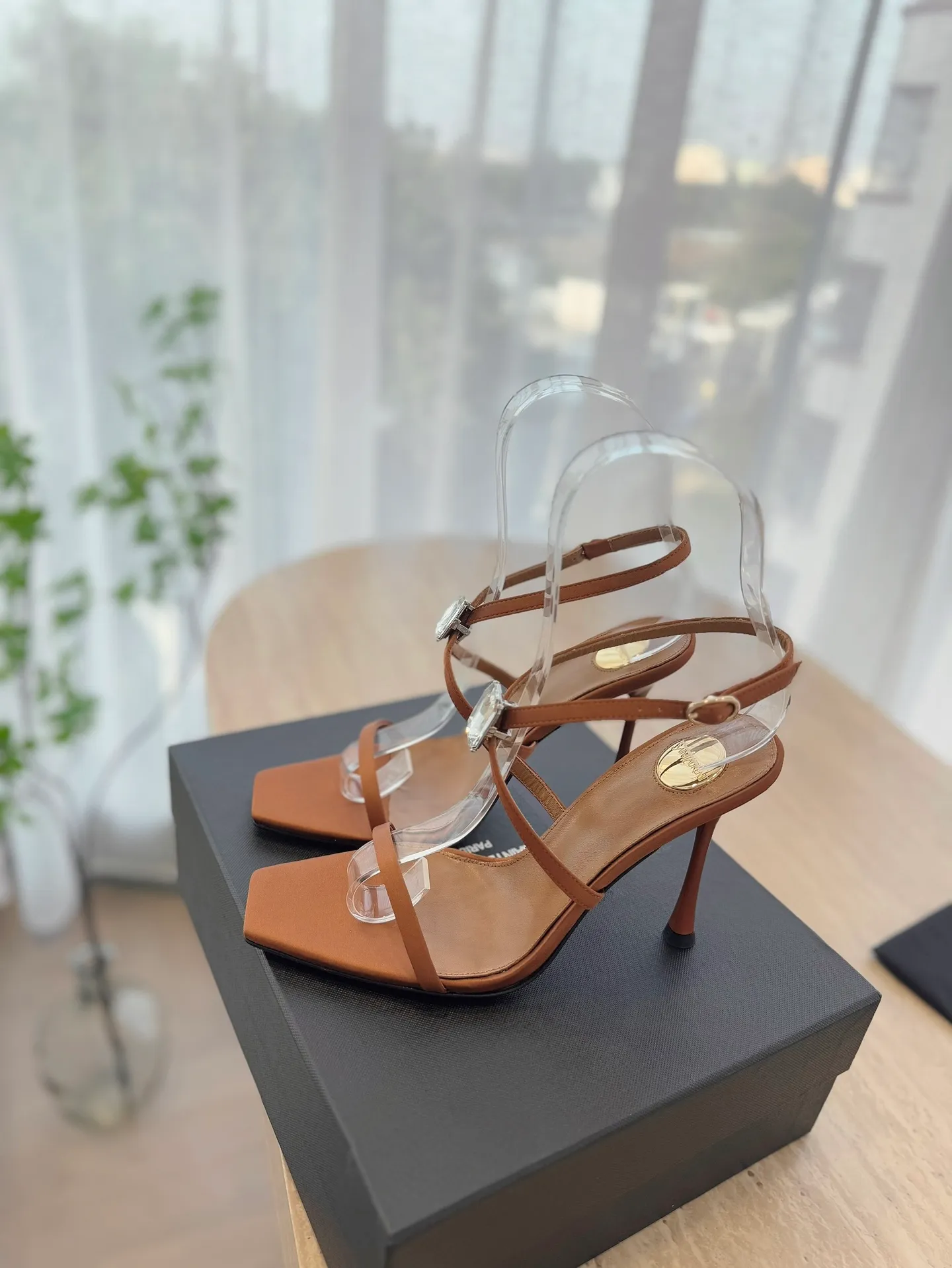 👟👟Ex-factory price 520👟👟 High version "SAINT LAUREN*" Saint Laurent YSL 25ss/spring and summer new catwalk style large rhinestone high-heeled shoes and sandals. Only YSL understands women's hearts best and does not accept refutation. It is a super invincible feminine artifact and a must-have for women (z-product full-body customization, own molded hardware accessories, perfect consistency). Compare the differences between pictures and goods on the market. ✔Upper: Customized imported calf patent leather/silk ✔Lining: Imported 🐑sheep leather ✔Sole: Imported genuine leather outsole ✔Heel height: 10.5cm ✔Number of yards: 35-39 (40 can be customized and non-returnable) (Full set of packaging)